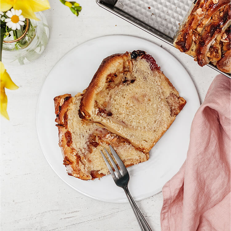 Strawberry Vanilla Almond Zupfbrot auf dem Teller