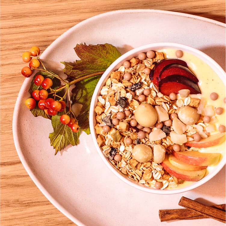 Müsli mit Apfelspalten und Zimtstangen