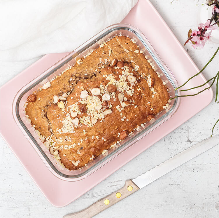 Selbst gebackenes Müslibrot in einer Ofenform