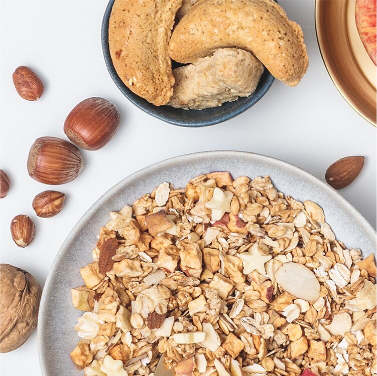 Eine Schüssel mit Müsli und daneben Vanillekipferl