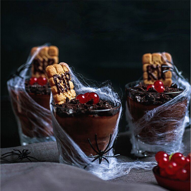 Halloween-Bowls im Glas mit Johannisbeeren
