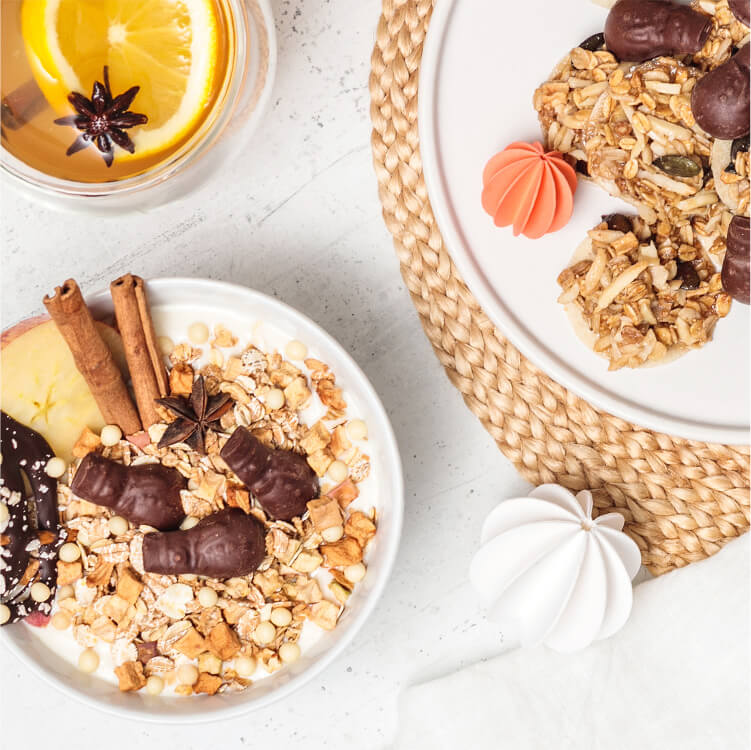 Cinnamon Snowman Bites auf einem Teller und Müsli in der Schale