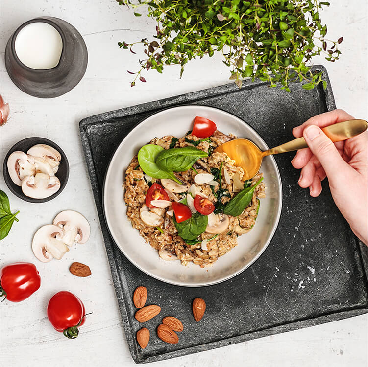 Champignon-Mandel-Bowl mit Champignons, Frühlingszwiebeln, Tomaten und Basilikum daneben