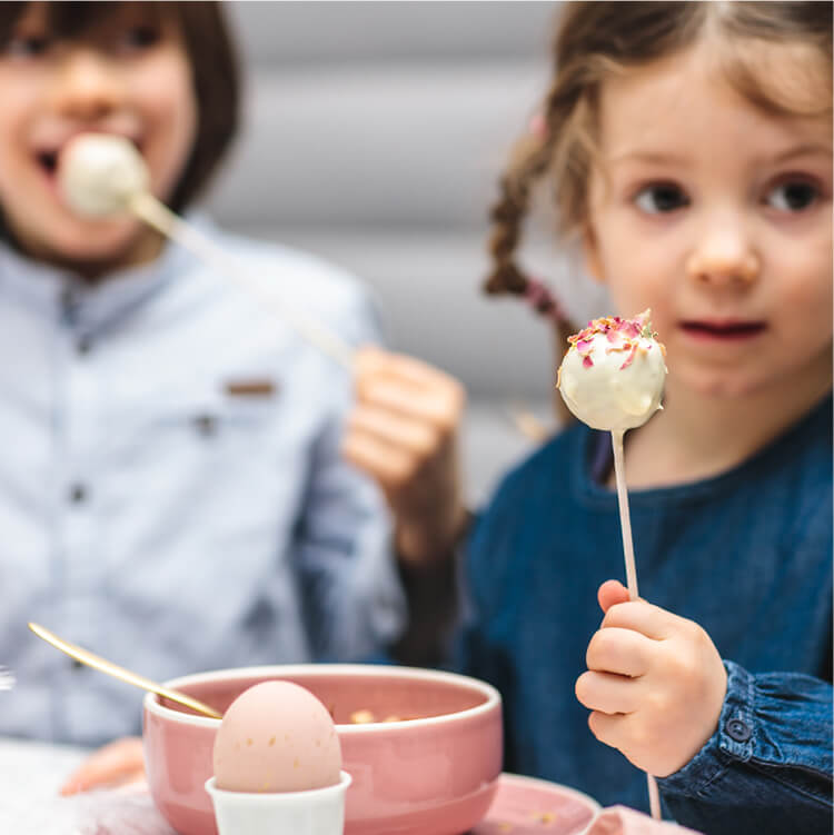 Kinder halten Müsli-Cake-Pops mit Spießen