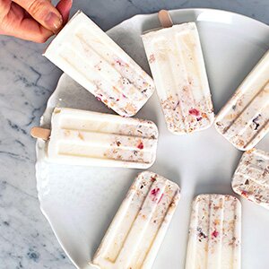 Joghurt-Müsli-Eis am Stiel auf dem Teller