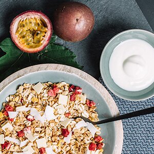 Sommer Müsli in der Schüssel und daneben Joghurt