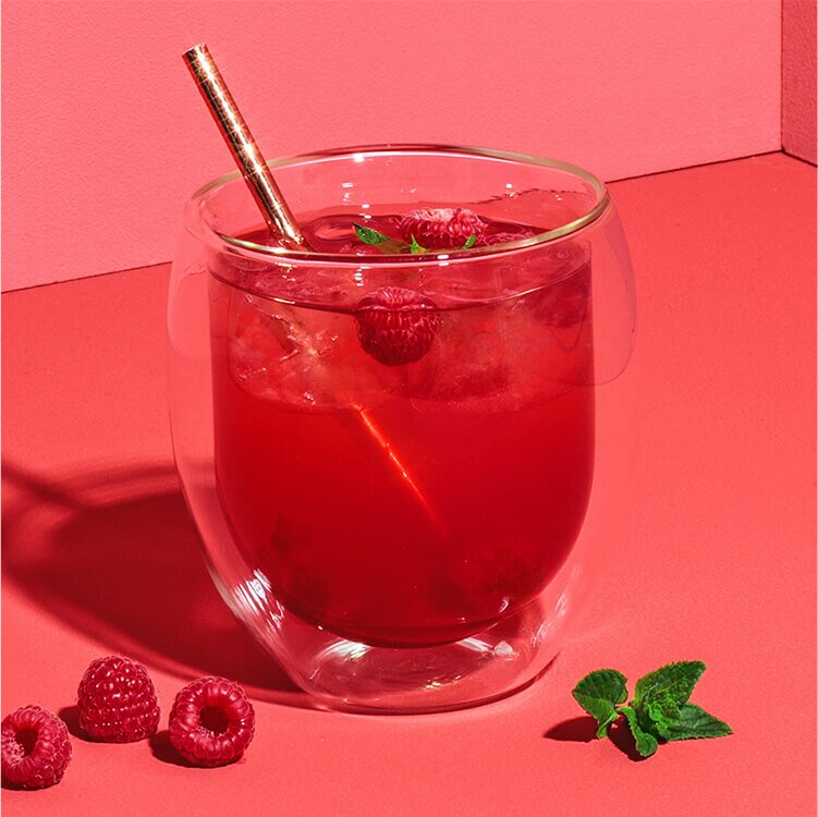 Minty Ruby in einem Glas mit Himbeeren 