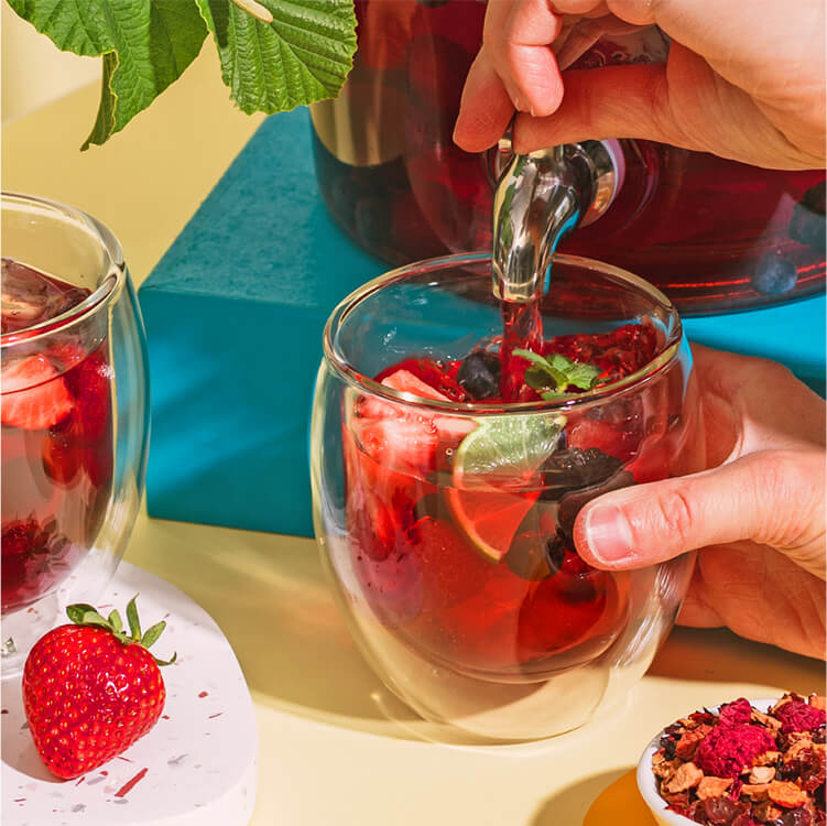 Beeren Bowle wird in ein Glas gefüllt
