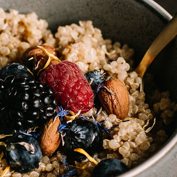 Glutenfreier Porridge in einer Schüssel mit Nüssen und Beeren