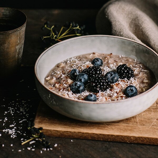 Lower Carb-Porridge in einer Schüssel mit Beeren