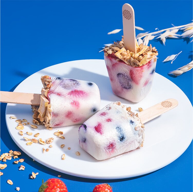 Müsli Beeren Eis auf einem Teller