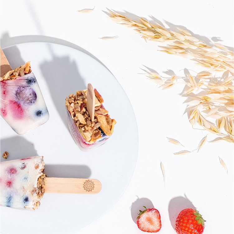 Müsli Beeren Eis mit Erdbeeren daneben