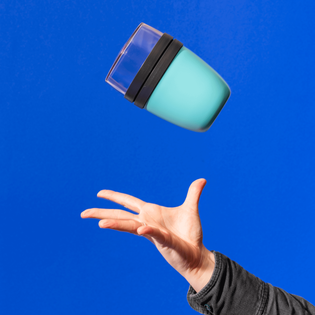 mymuesli2Go_Becher_plus_Hand.png
