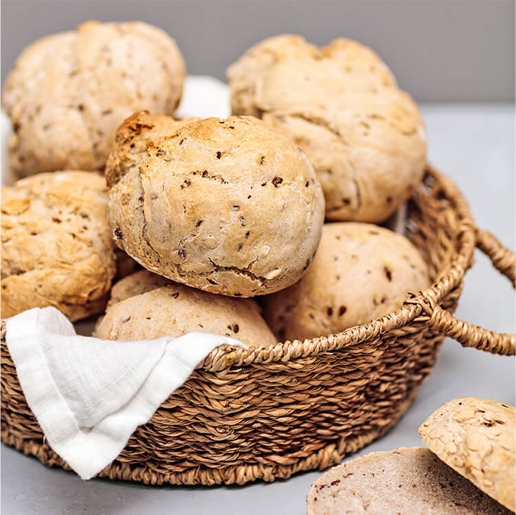 Grünteebrötchen im Brotkorb