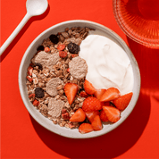 mymuesli Bio Strawberry Acai Granola - fruchtiges Frühstück perfekt passend zu Joghurt und frischen Erdbeeren
