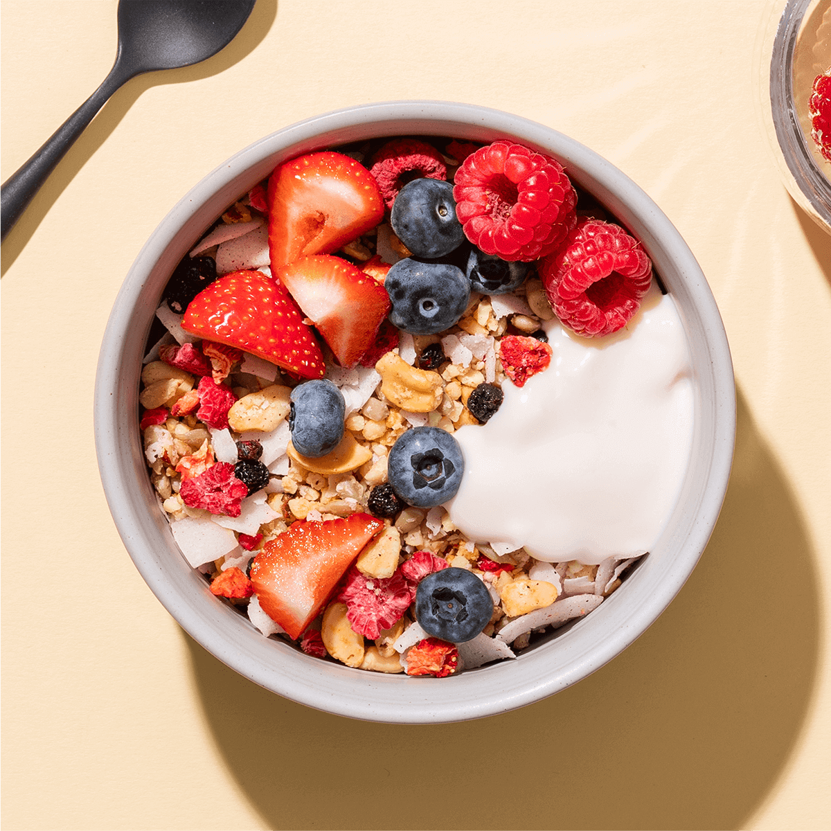 mymuesli Bio Paleo Coconut Nut Crunchy Müslischale mit Joghurt und Beeren