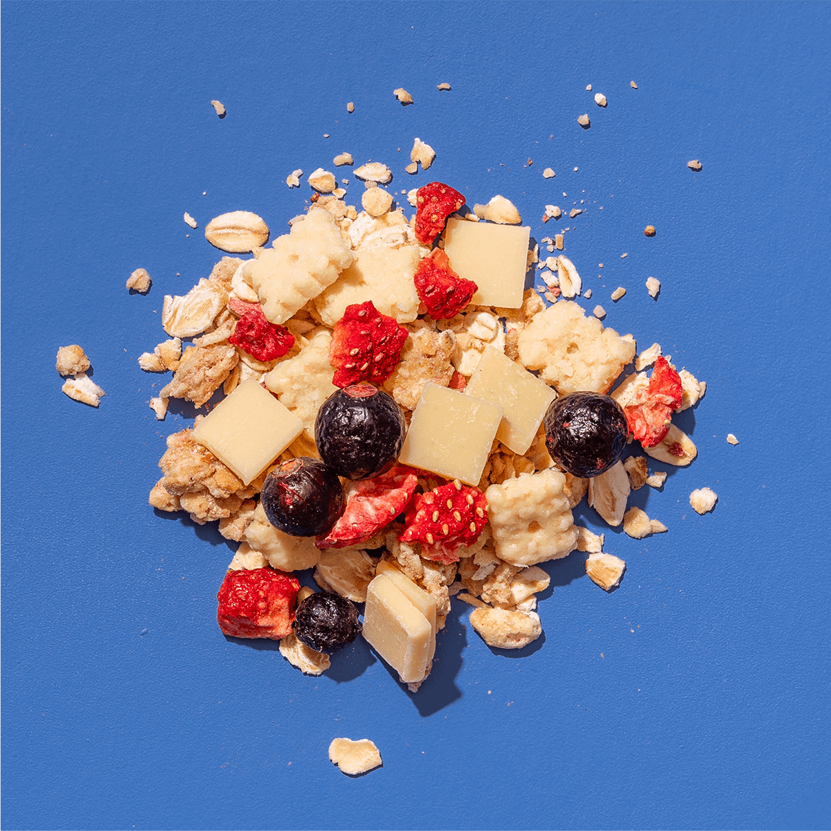 mymuesli Bio Strawberry Cheesecake Müsli mit Hafer Crunchy, Mini Cheesecake Keksen, Erdbeeren, Joghurtplätchen und schwarzen Johannisbeeren