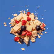 mymuesli Bio Strawberry Cheesecake Müsli mit Hafer Crunchy, Mini Cheesecake Keksen, Erdbeeren, Joghurtplätchen und schwarzen Johannisbeeren