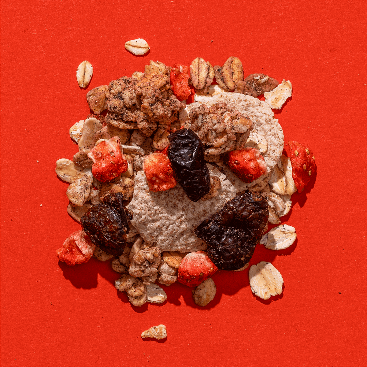 mymuesli Bio Strawberry Acai Granola besteht aus knusprigen Granola Crunchy, Erdbeeren, Dinkelflocken, Acai Pulver und Cranberries