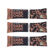 Drei übereinander gestapelte mymuesli Bio-Müsliriegel der Sorte "Dark Choc" in dunkelbrauner Verpackung auf schwarzem Hintergrund.