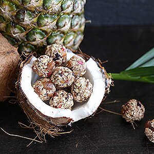 Powerballs mit Low Sugar Berry Crunch Müsli in einer halben Kokosnuss
