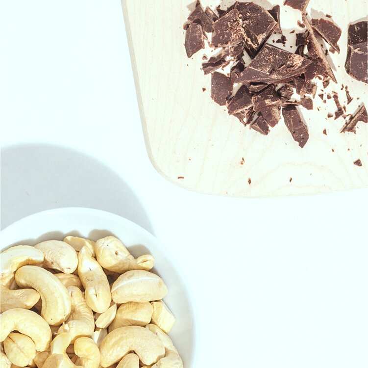 Schokostücke und Cashews in einer Schale