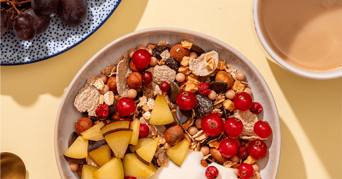 Schale mit leckerem und mit Pflaumenscheiben zubereitetes mymuesli Bio Herbstmüsli