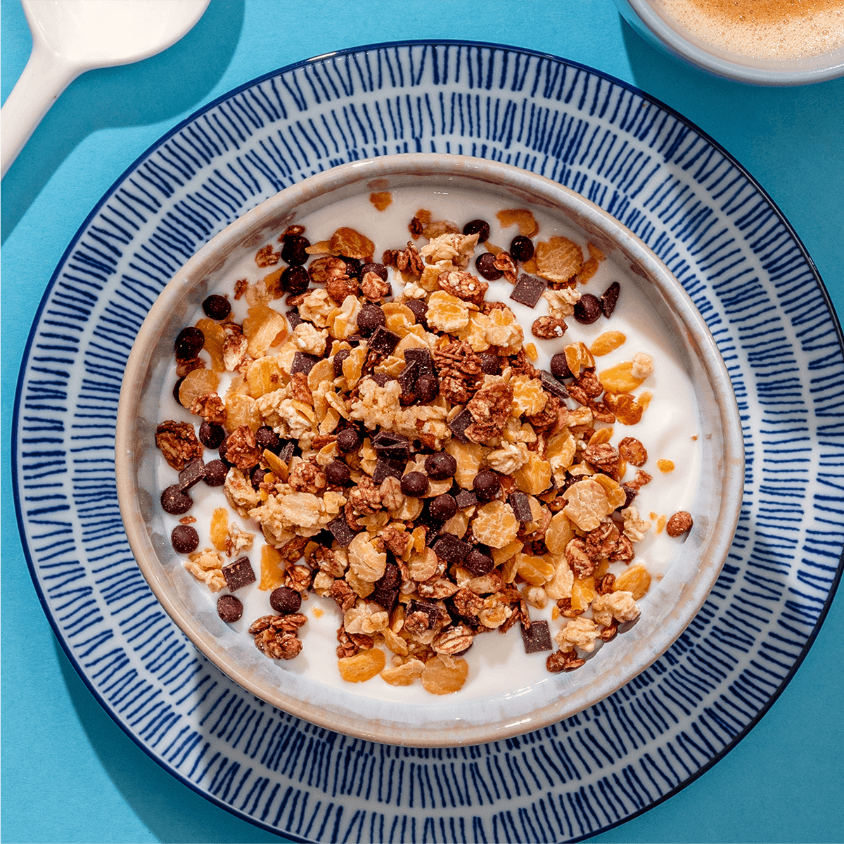 mymuesli Bio 20% Protein Choco Crunch Müsli in Schale mit Milch
