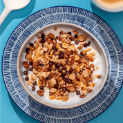 mymuesli Bio 20% Protein Choco Crunch Müsli in Schale mit Milch