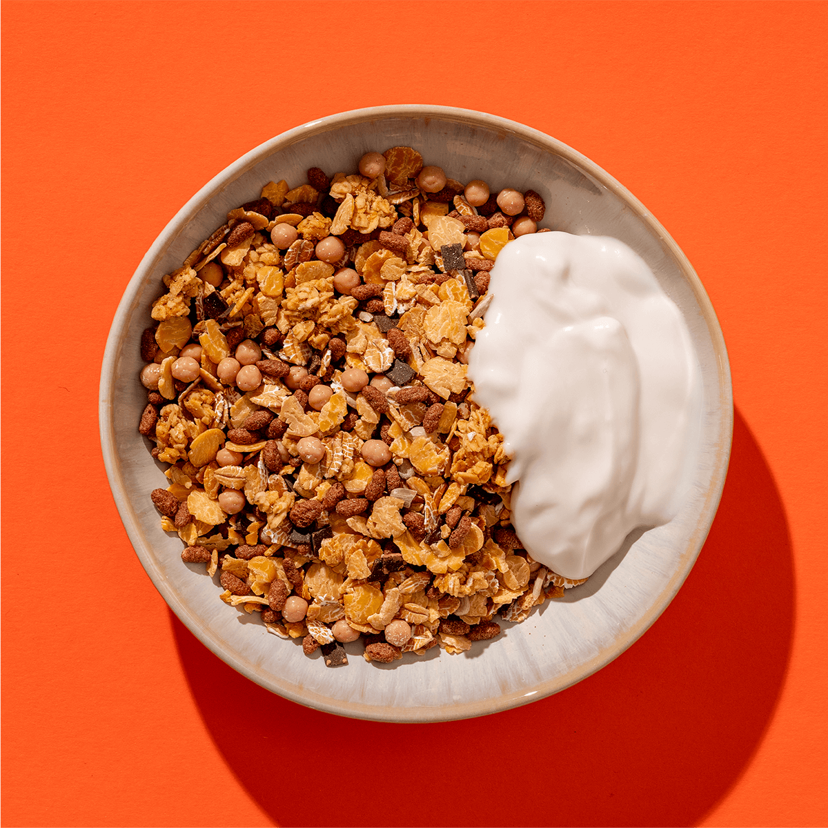 mymuesli Bio 20% Protein Salted Caramel Crunch in Schale mit Joghurt