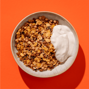 mymuesli Bio 20% Protein Salted Caramel Crunch in Schale mit Joghurt