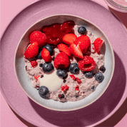 mymuesli Bio Berry Bircher Müsli in Schale, vorgequollen mit frischen Beeren und Joghurt