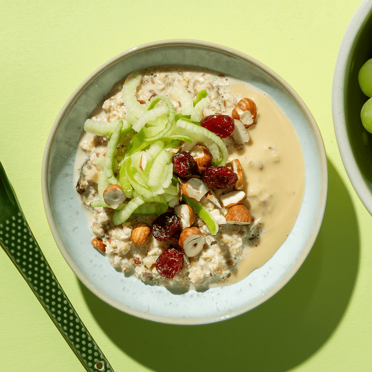 mymuesli Bio Bircher Müsli in Schale mit Nussmus und frischem Apfel