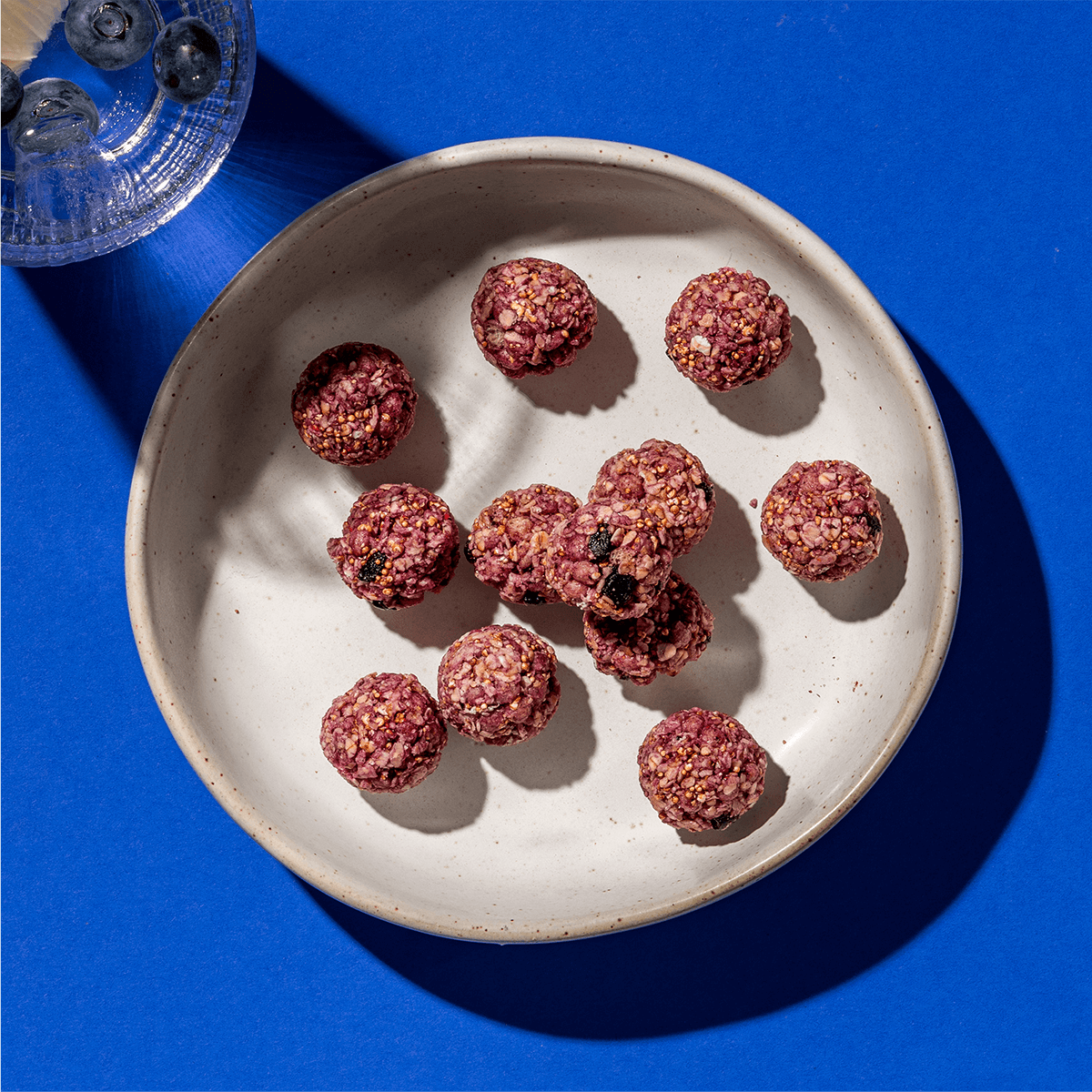 mymuesli Bio Crunchy Bites Blueberry Kugeln auf dem Teller