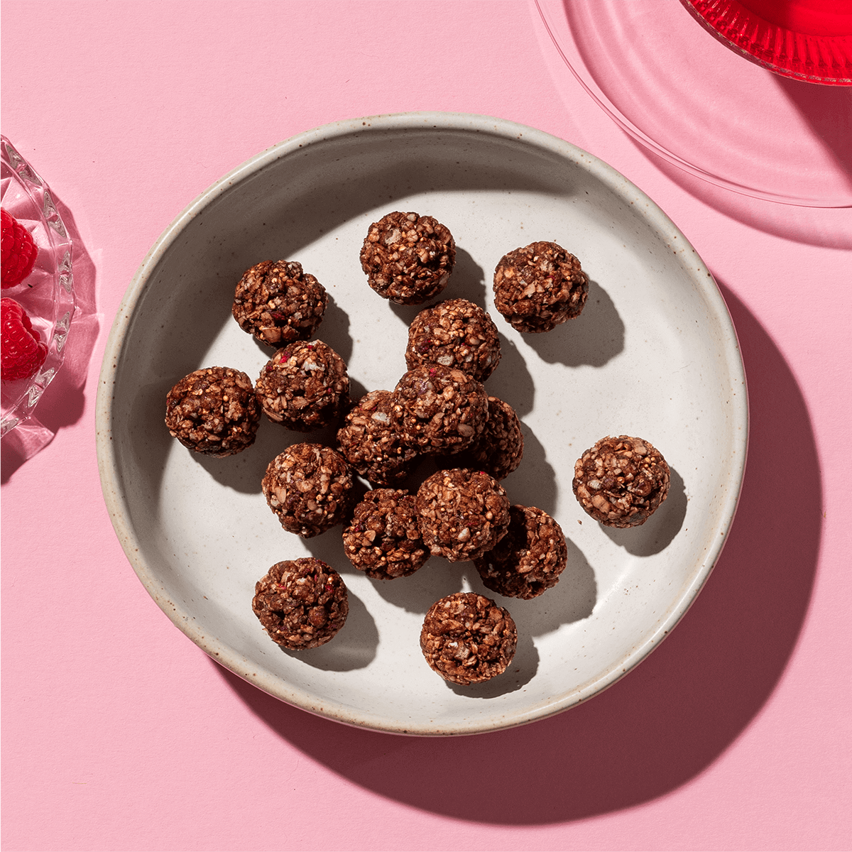 mymuesli Bio Raspberry Dark Choc Crunchy Bites Kugeln in der Schüssel