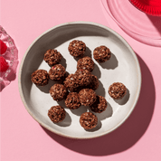 mymuesli Bio Raspberry Dark Choc Crunchy Bites Kugeln auf dem Teller