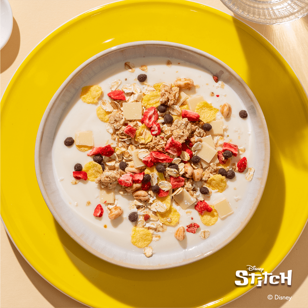 Eine Schale Stitch Müsli mit Erdbeerstückchen, Cornflakes und dunklen Schokodinkelbällchen