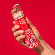 Berry White Choc Müsliriegel an der Ecke abgebissen