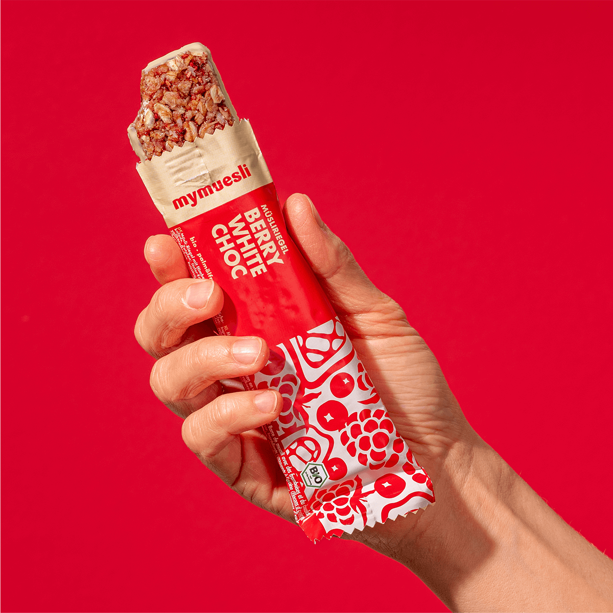 Berry White Choc Müsliriegel an der Ecke abgebissen