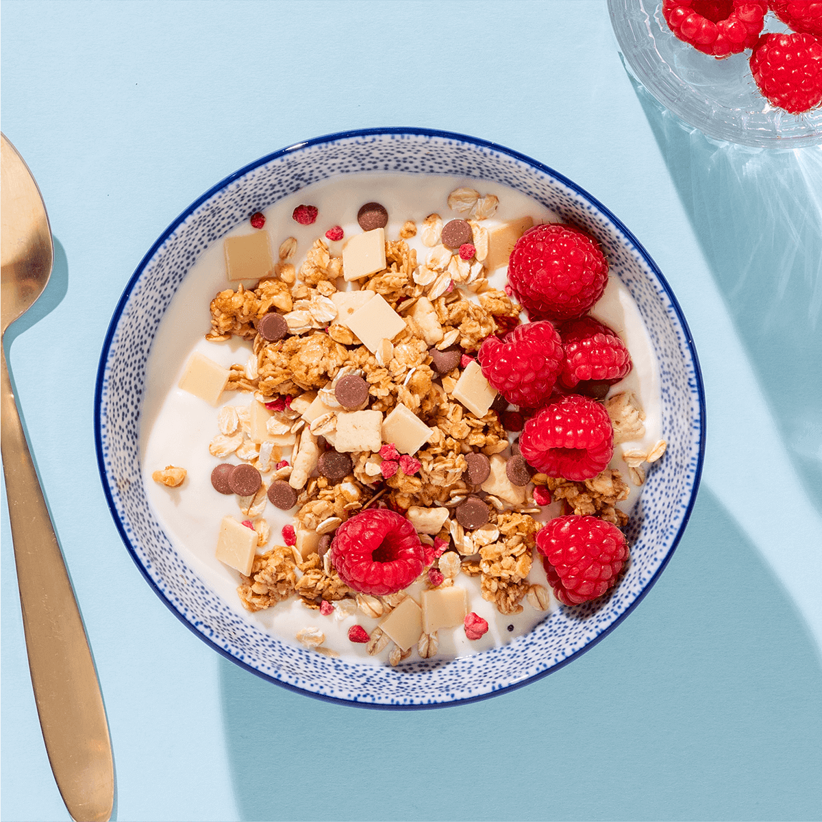 mymuesli Bio Raspberry Yoghurt Cookie in Schüssel mit Joghurt und frischen Himbeeren