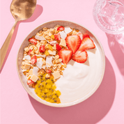 mymuesli Bio Sommer Müsli in Schüssel mit Joghurt, frischen Erdbeeren und Passionsfrucht