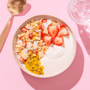 mymuesli Bio Sommer Müsli mit hauchzarten Joghurtplättchen, Kokoschips, Apfel Maracuja Granulat, Kokosraspeln und Erdbeeren