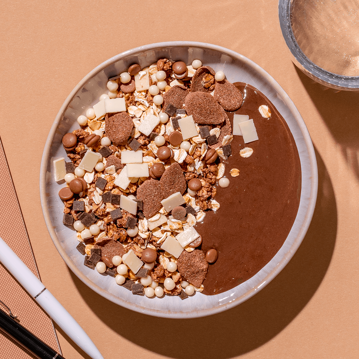 mymuesli Bio Favourite Chocolate Müsli Paket mit Super Choc Müsli, hier in Schale mit Schoko Joghurt
