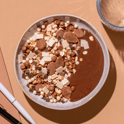 mymuesli Bio Favourite Chocolate Müsli Paket mit Super Choc Müsli, hier in Schale mit Schoko Joghurt