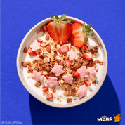 mymuesli Bio Superelefanten Müsli in Schale mit Joghurt und frischen Erdbeeren