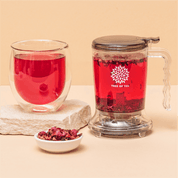 Tree of Tea Tea Maker mit einem Glas Tee daneben