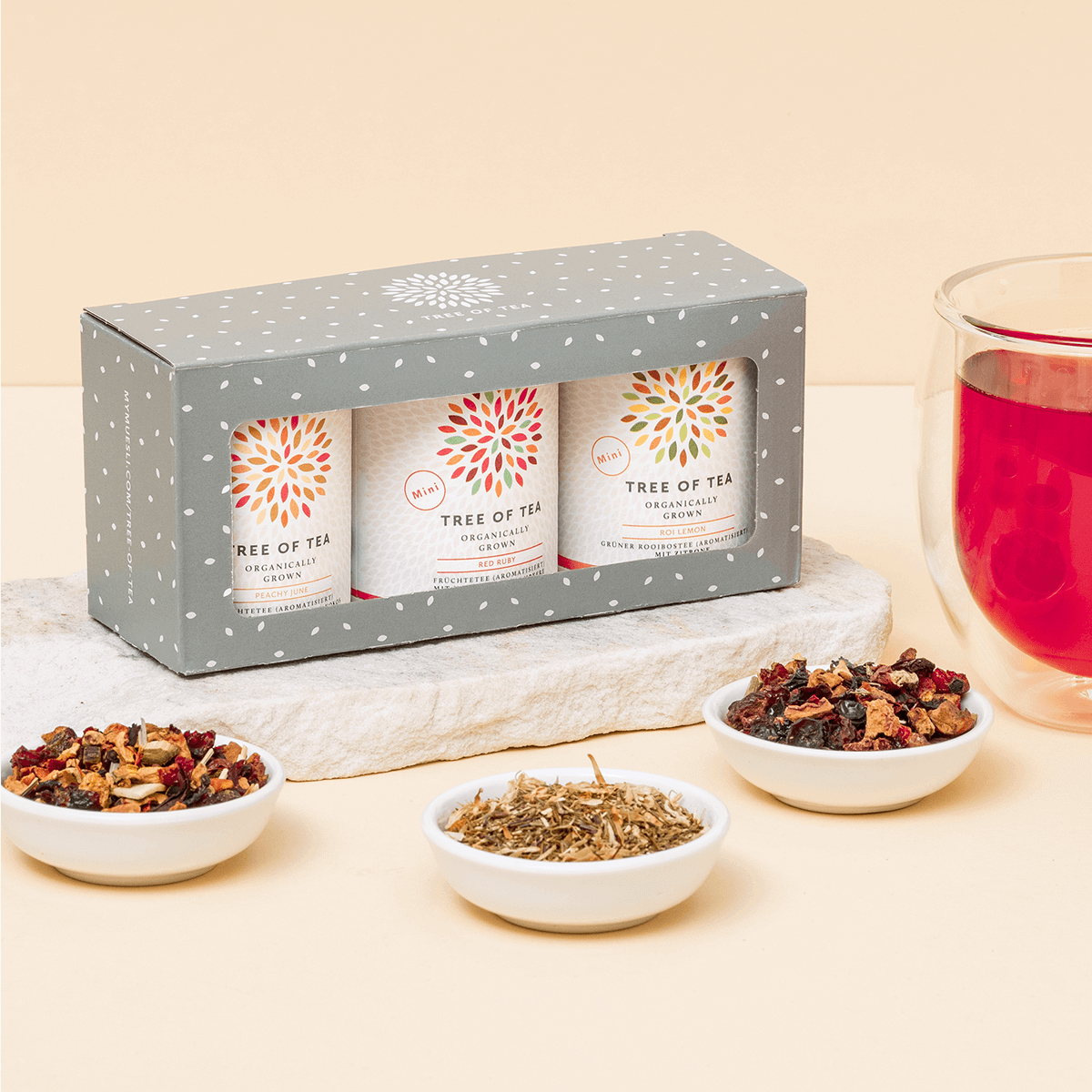 Tree of Tea 3er Mini Früchtetee Set und Tee in Schalen daneben