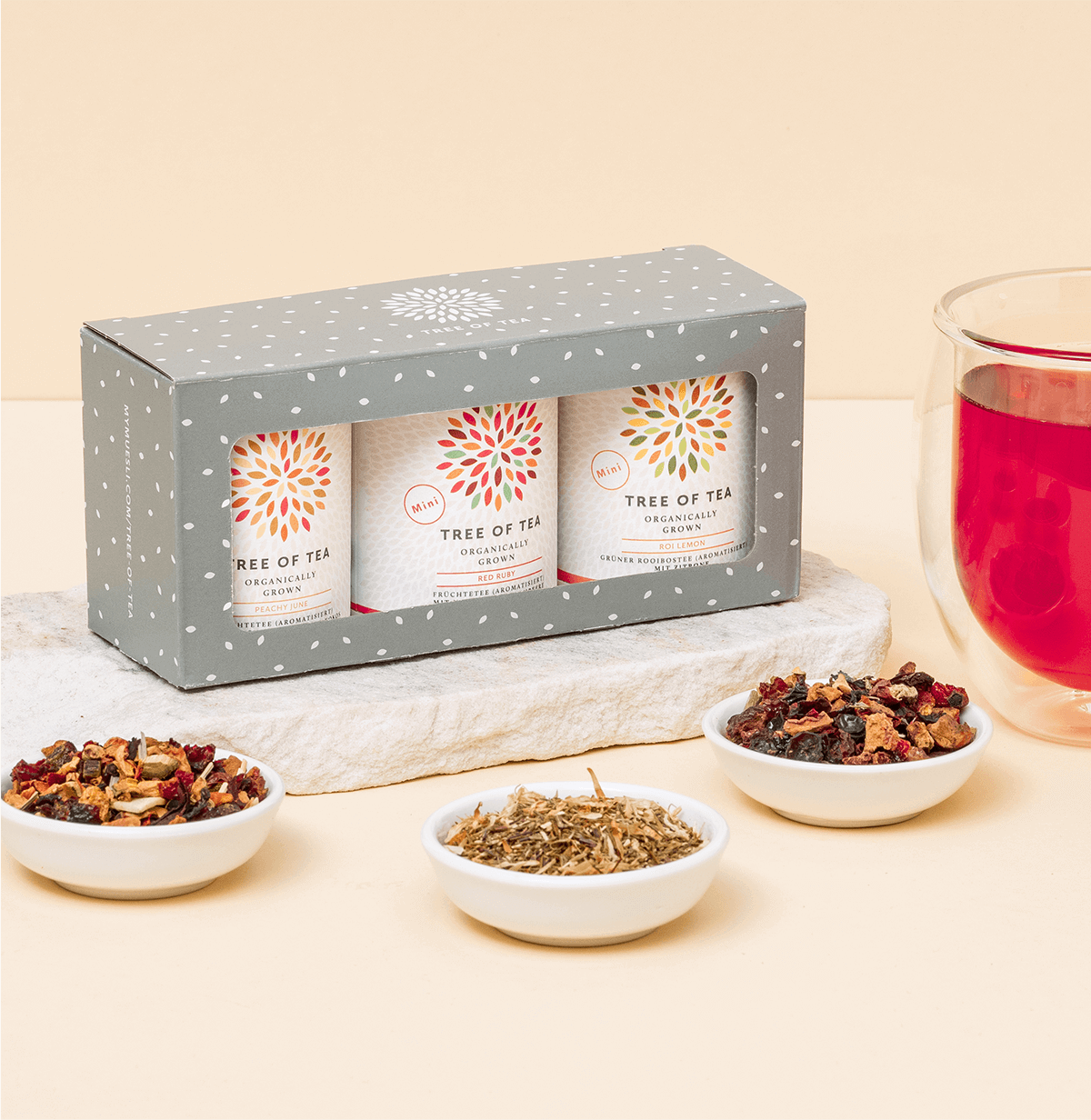 Tree of Tea 3er Mini Früchtetee Set und Tee in Schalen daneben