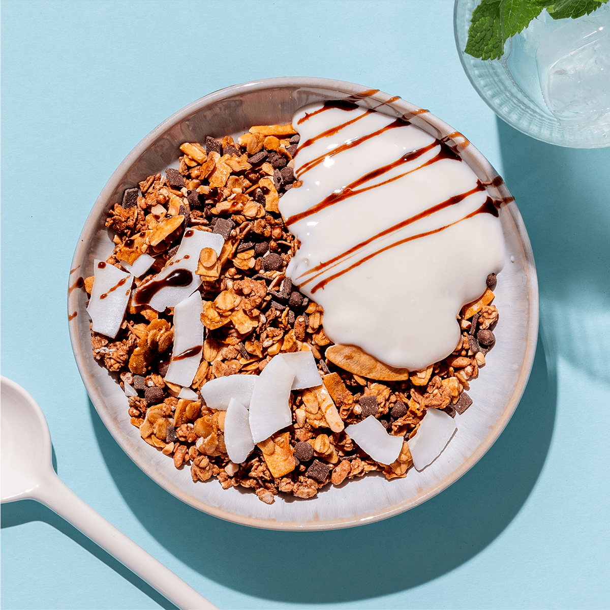 mymuesli Bio Choco Nuts Fan Paket mit 4 leckeren Bio Müslis: Chocolate Hazelnut Almond Granola in Schale mit Joghurt und Schoko-Soße