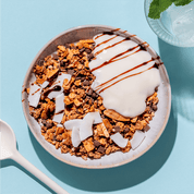 mymuesli Bio Choco Nuts Fan Paket mit 4 leckeren Bio Müslis: Chocolate Hazelnut Almond Granola in Schale mit Joghurt und Schoko-Soße